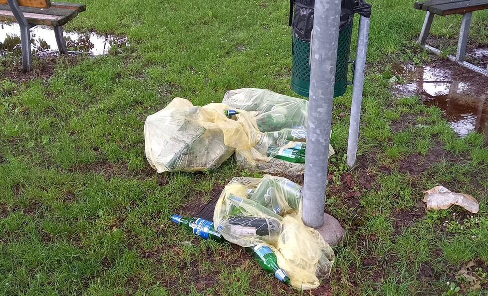 San Felice Gettava bottiglie di birra nel parco giochi 