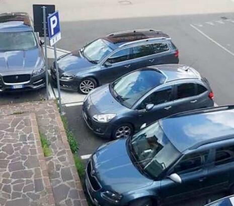 Parcheggi a Maranello, che caos «Date ai residenti un pass per la sosta» 