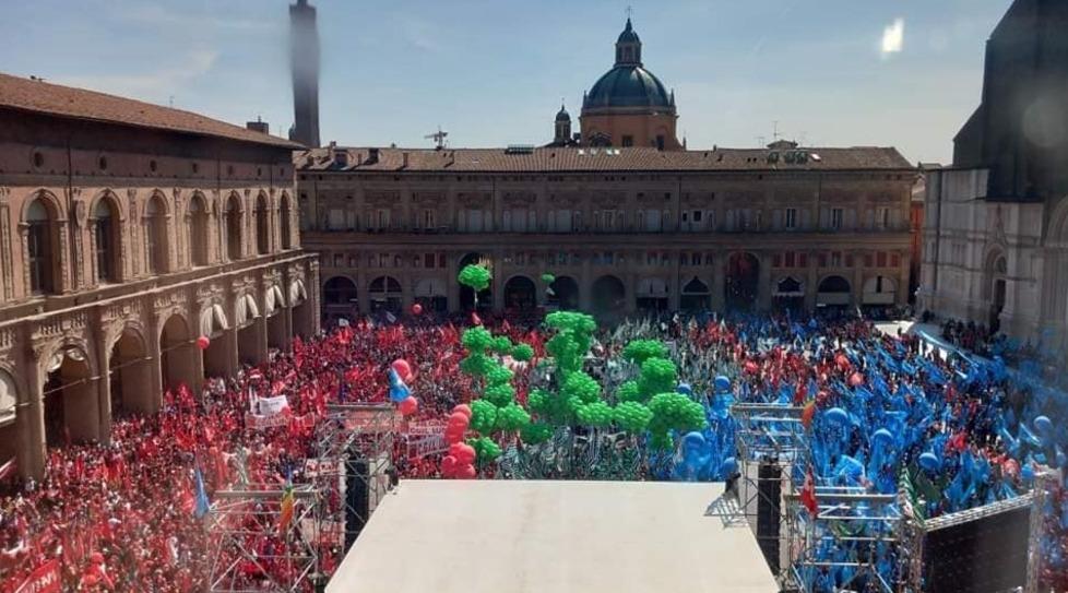 Manifestazione sindacale. A Bologna la piazza dei 30mila «Siamo la maggioranza del Paese» 
