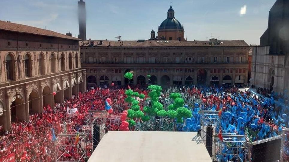 Manifestazione sindacale. A Bologna la piazza dei 30mila «Siamo la maggioranza del Paese» 