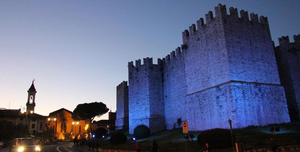 Il Castello dell’Imperatore illuminato di blu in occasione della Giornata mondiale di consapevolezza sull’autismo