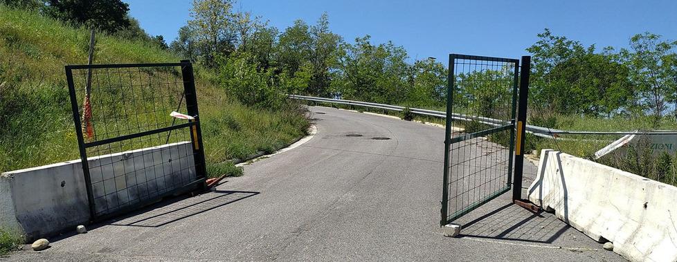 Il cancello che dovrebbe essere aperto solo per far passare i mezzi per i lavori edili e che invece è da anni sempre aperto