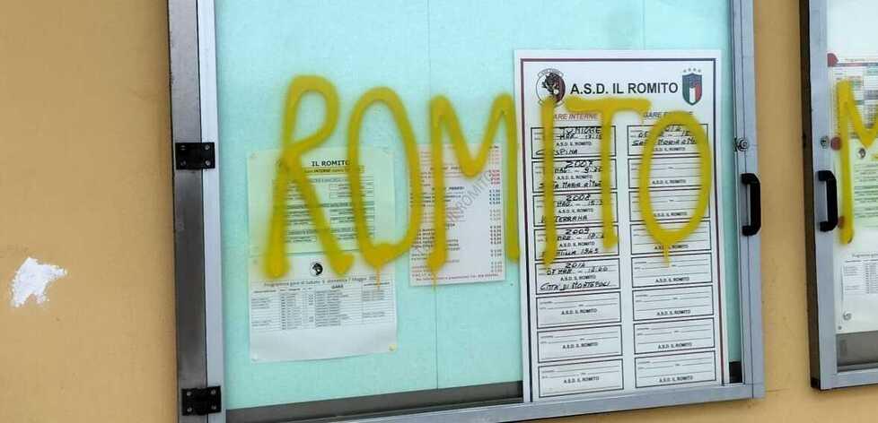 Le scritte offensive comparse nella notte a Il Romito