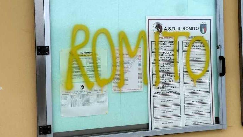 Le scritte offensive comparse nella notte a Il Romito