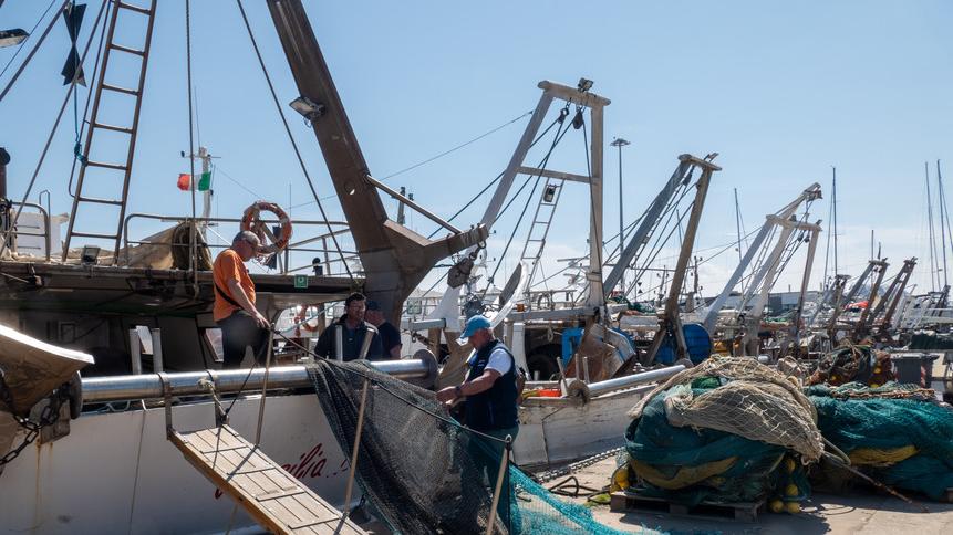 Pescatori in banchina, le reti sequestrate dalla Capitaneria (foto Paglianti)
