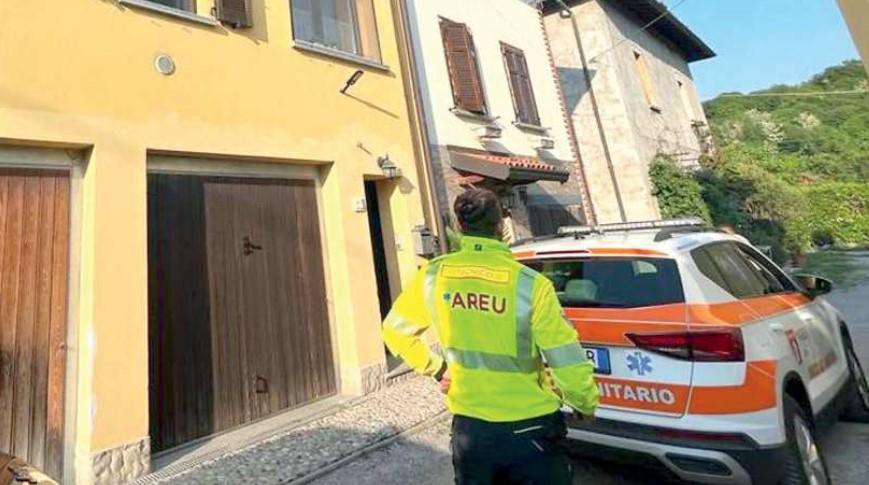 
	L&rsquo;auto medica di fronte alla casa dove &egrave; avvenuto il fatto

