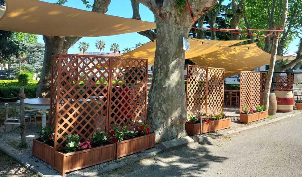 I tavoli davanti all’ingresso dei Fichi Secchi a Vada