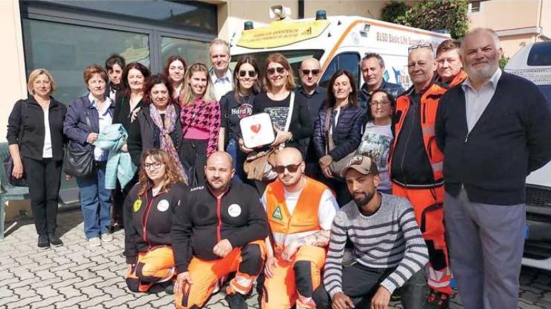 La cerimonia di consegna del defibrillatore ieri a Castelfranco