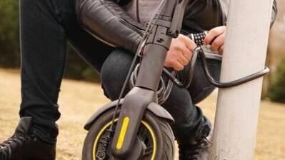 Rubano il monopattino alla mamma che ha appena lasciato la figlia a scuola