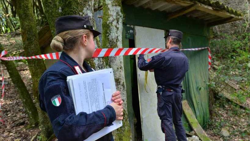 Le forze dell’ordine intervenute sul posto: il controllo è scattato per abusi edilizi in aree rurali