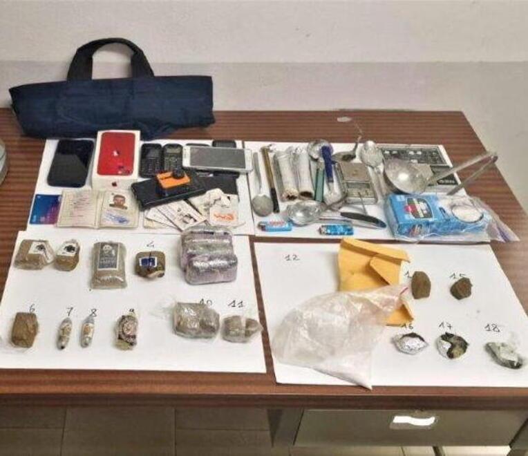 La droga sequestrata dai carabinieri della stazione di Pistoia