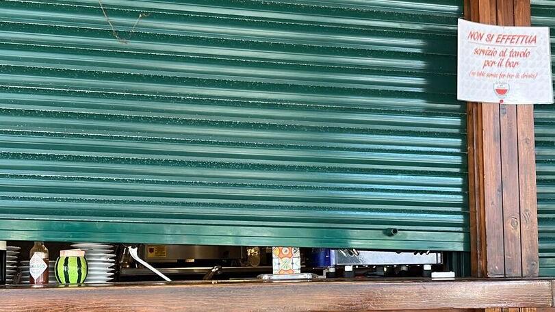 L’avvolgibile del chiosco forzato per rubare la cassetta con i soldi