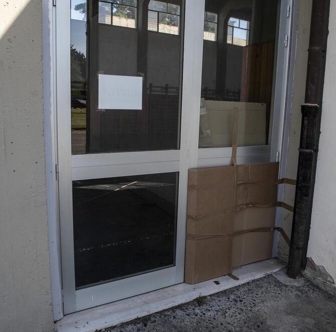 La porta “rattoppata”