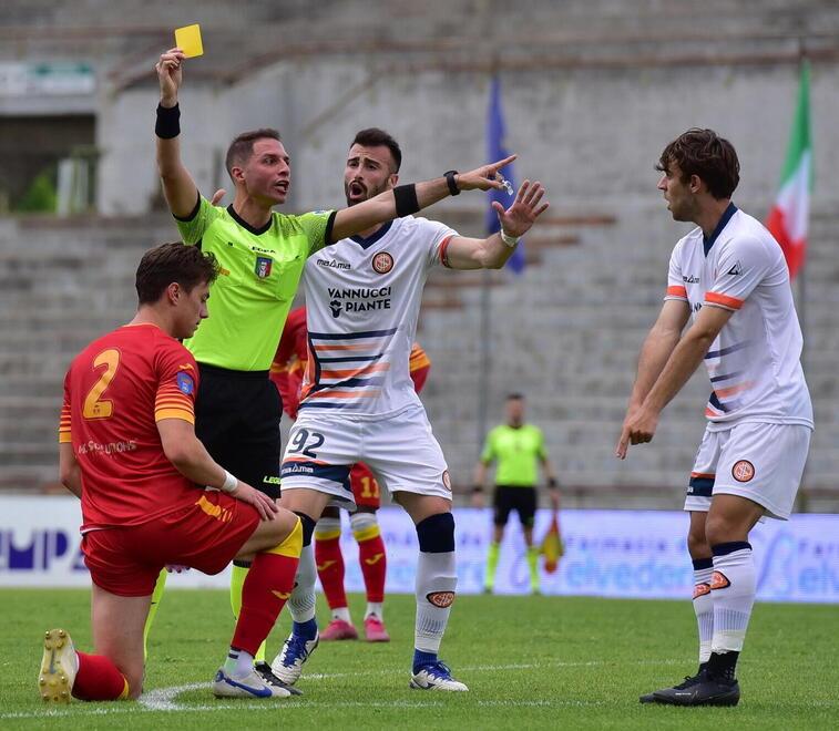 L’ammonizione a un arancione nella sfida col Ravenna (foto Nucci)