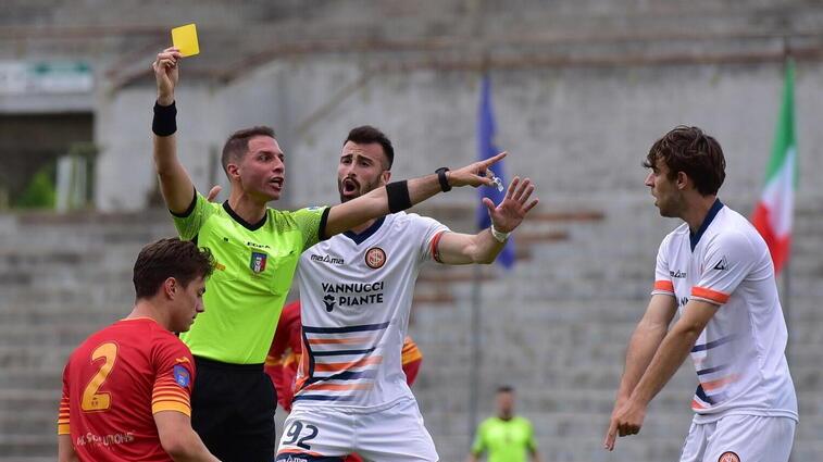 L’ammonizione a un arancione nella sfida col Ravenna (foto Nucci)