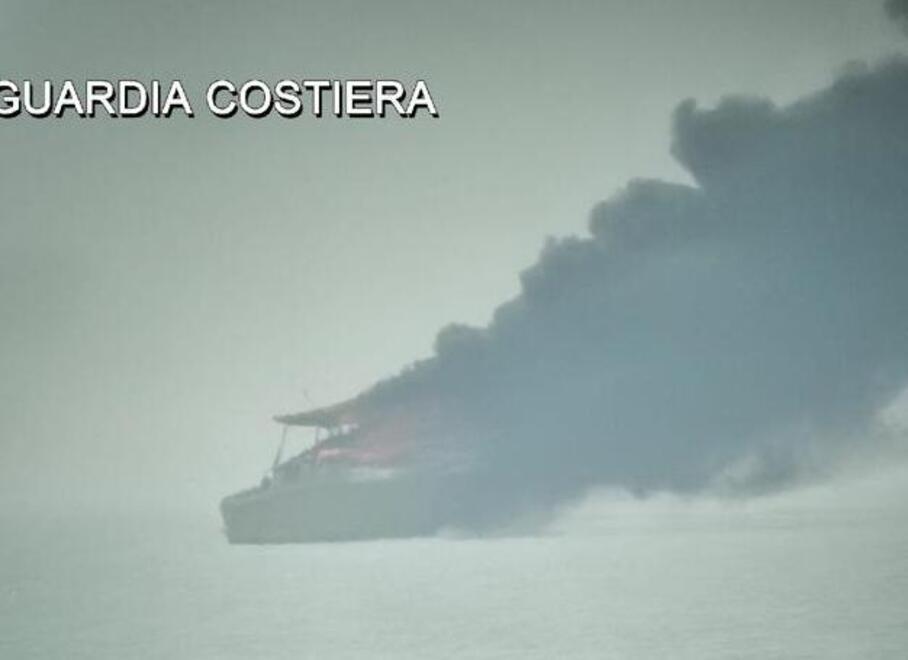 Lido Spina, incendio a bordo: due persone soccorse