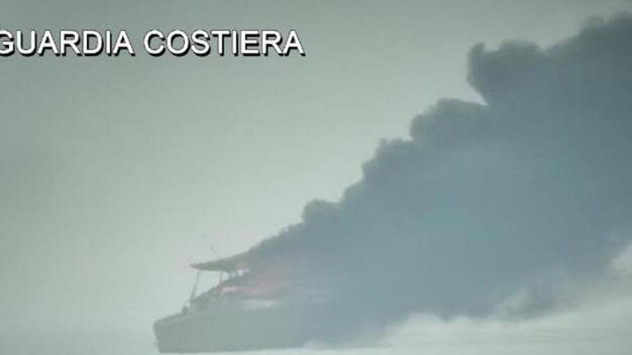Lido Spina, incendio a bordo: due persone soccorse