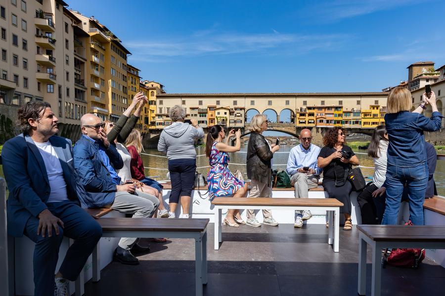Firenze come Parigi, al via le crociere sull’Arno con il battello ecologico – Video