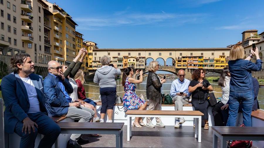 Firenze come Parigi, al via le crociere sull’Arno con il battello ecologico – Video