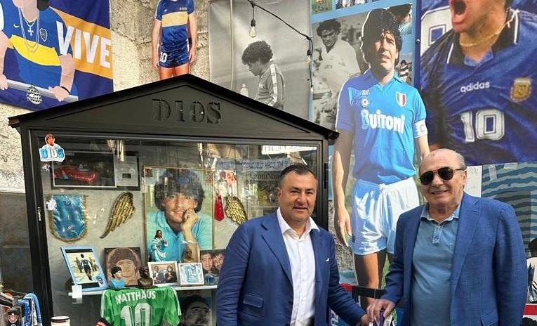 Commisso e Barone sotto al murale dedicato a Maradona: la carezza viola all’indimenticato campione