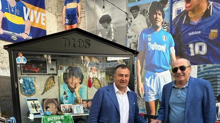 Commisso e Barone sotto al murale dedicato a Maradona: la carezza viola all’indimenticato campione