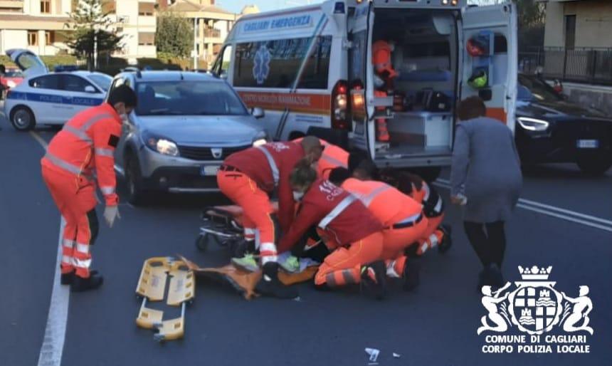 In sorpasso con lo scooter urta il cordolo e finisce contro un’auto: 19enne in ospedale a Cagliari