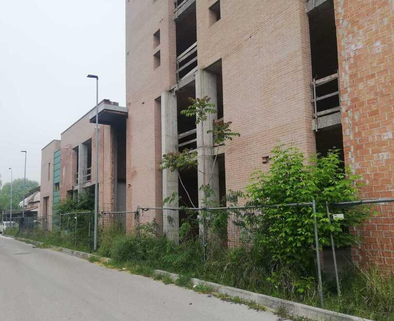 Stabile abbandonato a Villa Fulvia: «Pieno di bisce, piccioni e zecche»