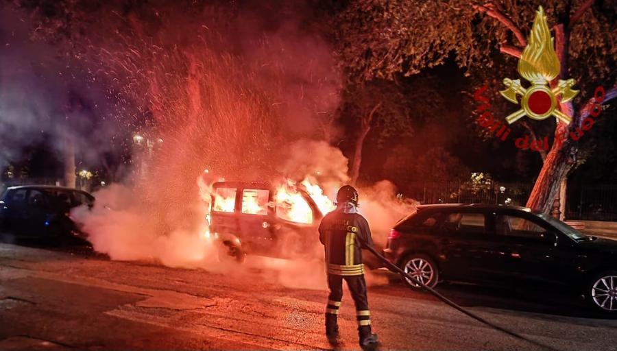 Alghero, furgone distrutto dal fuoco e danneggiata anche un’altra auto
