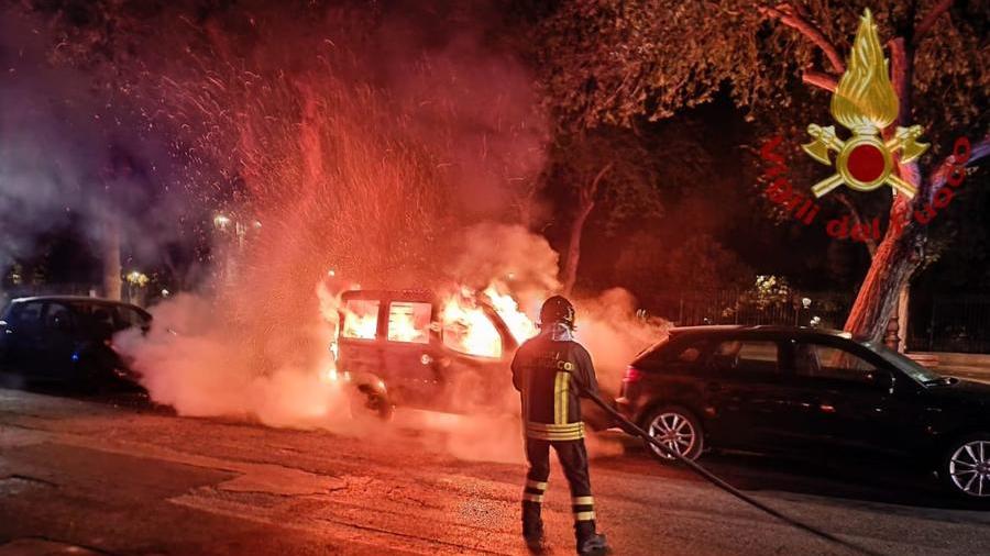 Alghero, furgone distrutto dal fuoco e danneggiata anche un’altra auto