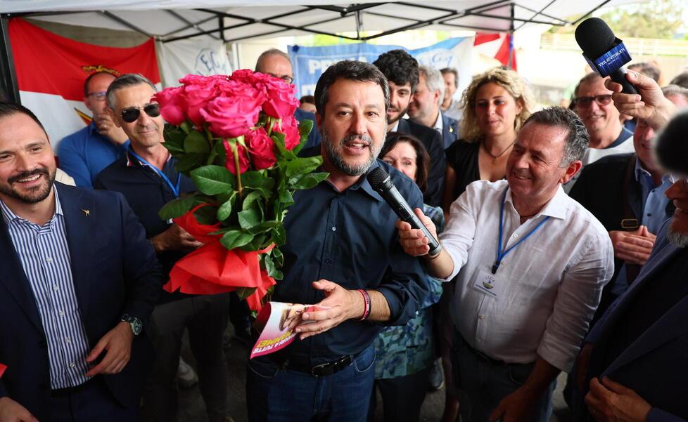 Pochi poliziotti al commissariato di Pescia: Matteo Salvini promette rinforzi nel suo tour elettorale