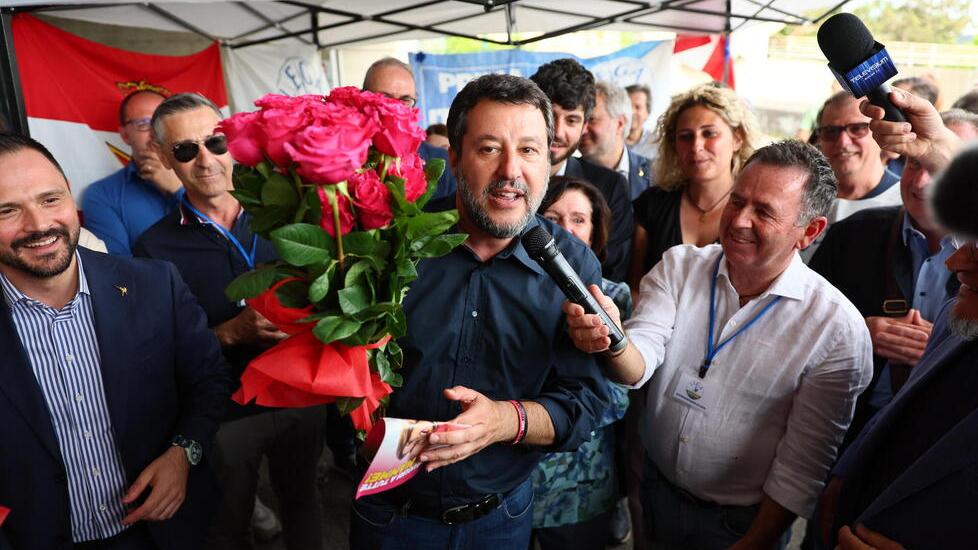 Pochi poliziotti al commissariato di Pescia: Matteo Salvini promette rinforzi nel suo tour elettorale