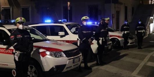 Caos sul treno per Livorno: «Aggredito da un passeggero». La municipale blocca un uomo