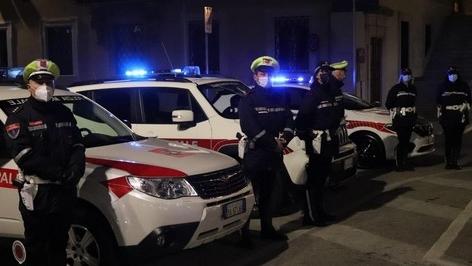 Caos sul treno per Livorno: «Aggredito da un passeggero». La municipale blocca un uomo