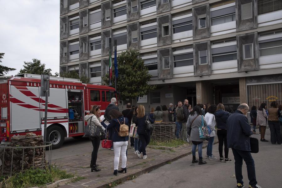 Dipendenti con tosse e mal di gola per colpa del gas, palazzo evacuato