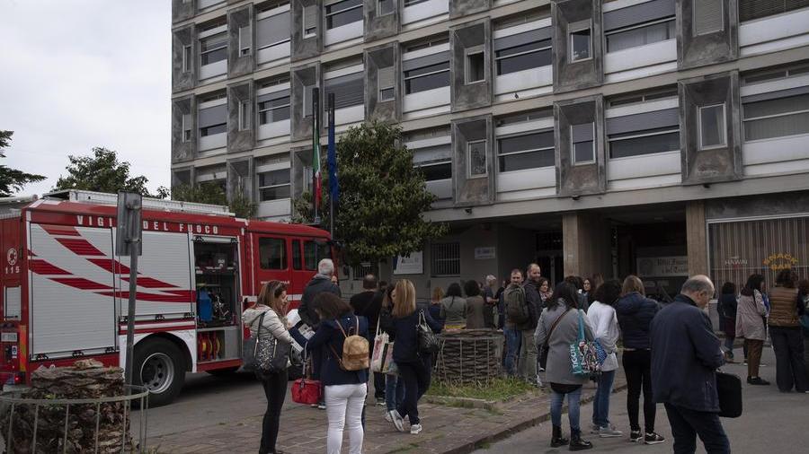 Dipendenti con tosse e mal di gola per colpa del gas, palazzo evacuato