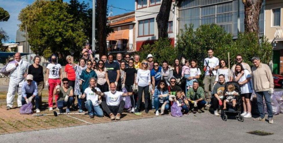 Viareggio, “Piazza pulita” in Darsena: raccolti 70 sacchi di rifiuti