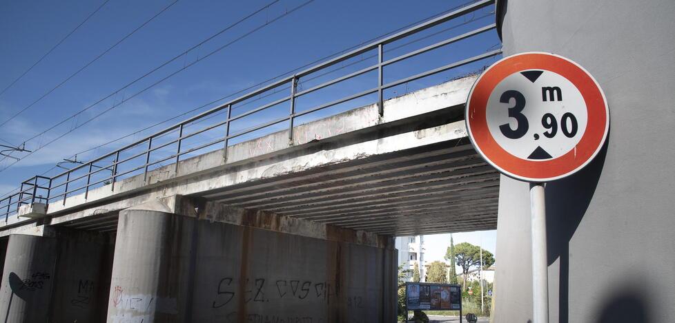 Grosseto, il tunnel è sgretolato dai camion. Cadono detriti e scatta l’ordinanza