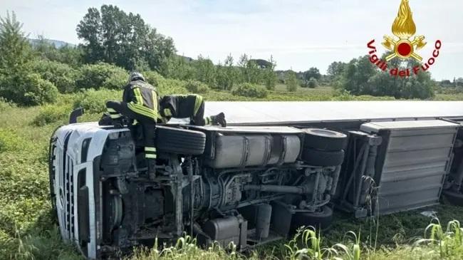 Lucca, camion si ribalta sulla via per Camaiore