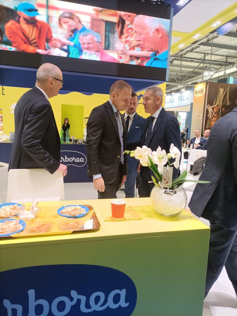 
	Il ministro allo stand di Arborea

