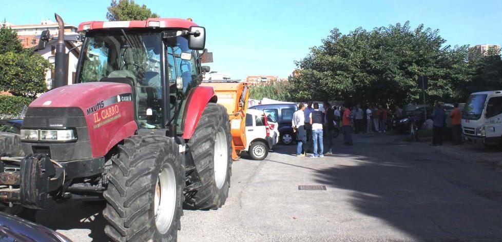Arrivano le ruspe agli orti urbani il sindaco le blocca 