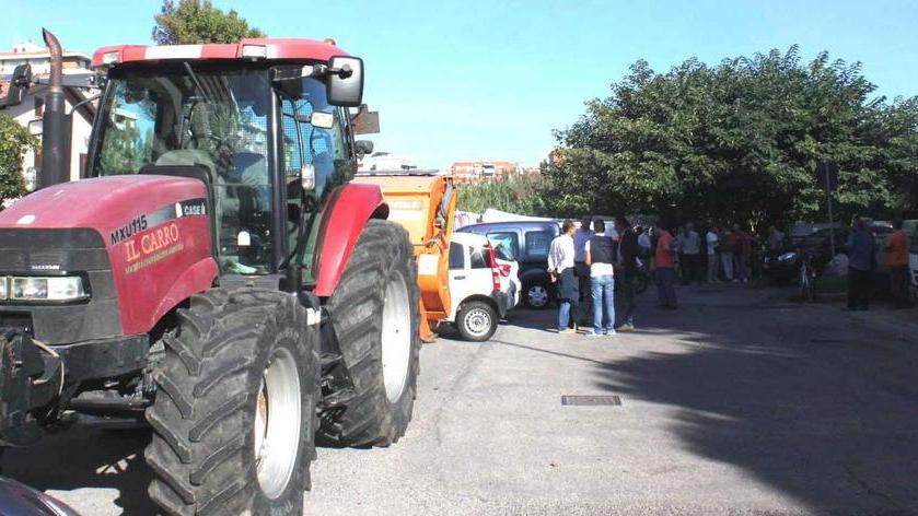 Arrivano le ruspe agli orti urbani il sindaco le blocca