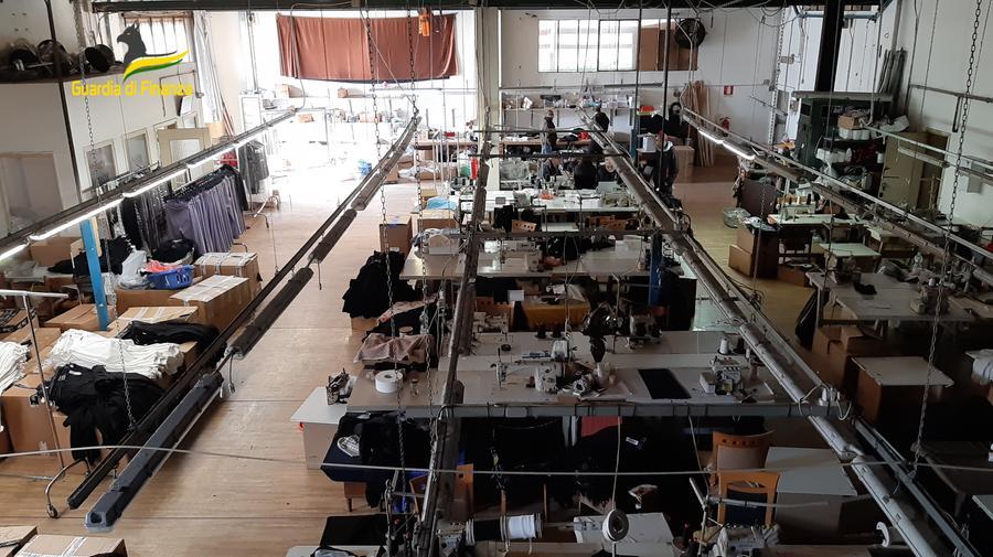 Ferrara, industria pronto moda: trovati sei immigrati illegali