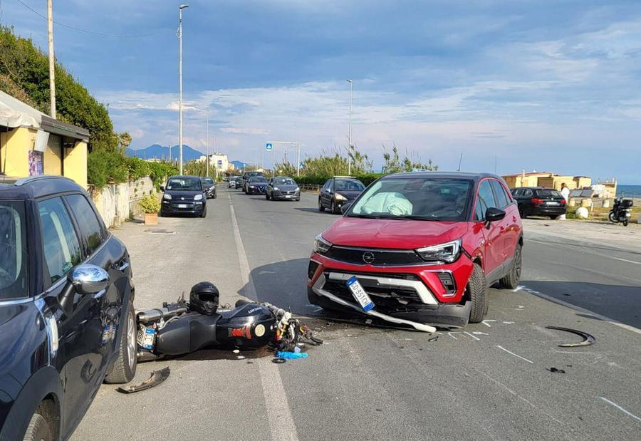Scontro auto-moto sul viale di Marinella, muore 23enne di Carrara