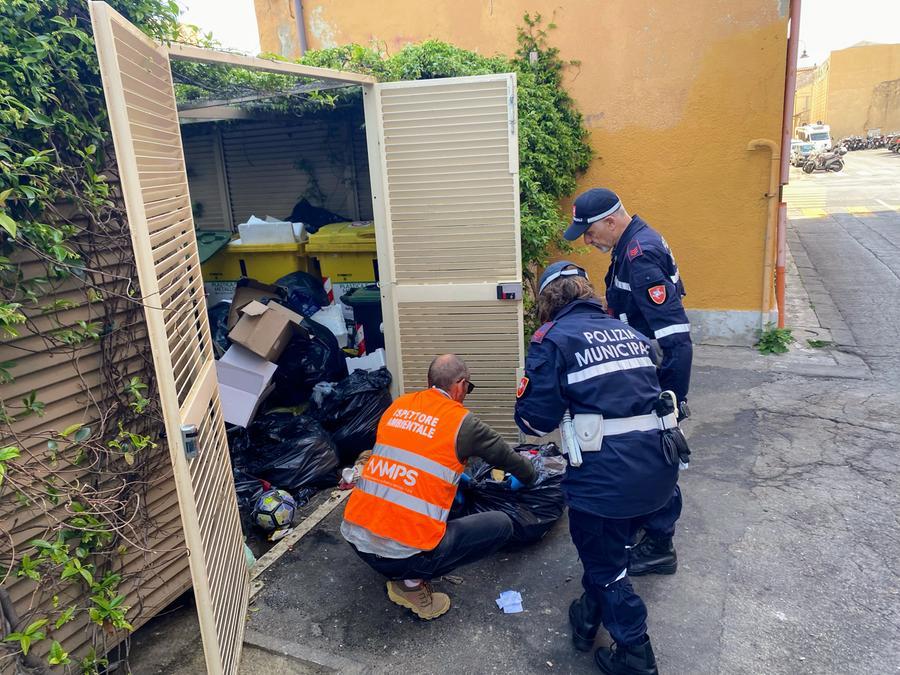 Riempiono l’isola ecologica della Venezia con i sacchi dell’indifferenziata: caccia ai responsabili