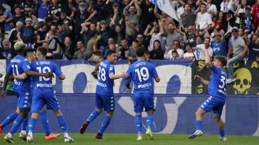 L'esultanza degli azzurri dopo il gol di Caputo