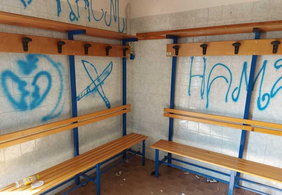 Serramazzoni Un altro sfregio alla pineta: spogliatoio devastato dai vandali 
