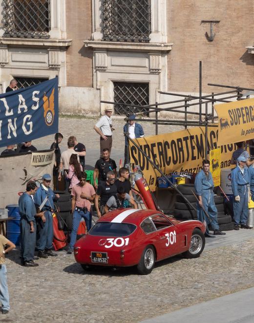 Recitare accanto ai miti del cinema nel film modenese su Enzo Ferrari: «Che emozione fare la comparsa»