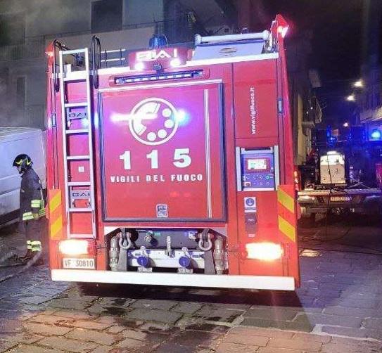 Auto a fuoco nella notte: si sospetta un atto doloso
