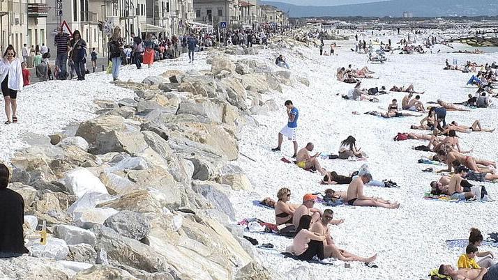 Pienone sulle spiagge del litorale pisano: «Ma con le aste in 800 rischiano il lavoro»