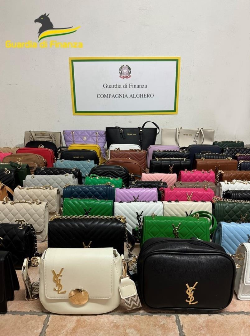 Alghero, sequestrate 62 borse con marchi contraffatti